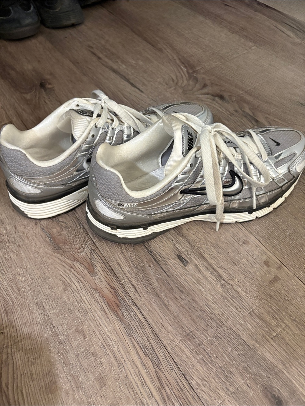 Nike P-6000 Men’s Silver Metallic and Black Sneakers - Picture 3 of 3
